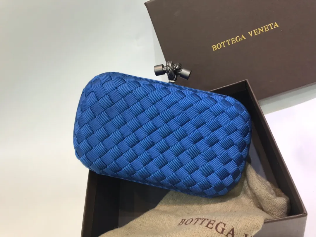 Small classic dinner bag~~~The silk is dense and not easy to fluff, and it can hold a small iPhone! Size: 17cm*10.5cm*6cm MS8651S